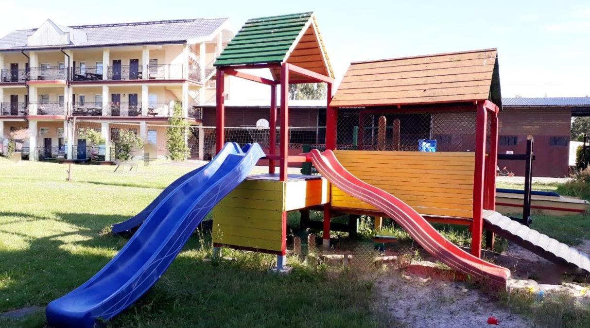 Ow Wilk - Pokoje I Domki Z Aneksami Kuchennymi, Parking, Plac Zabaw เวบา ภายนอก รูปภาพ